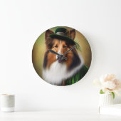 Rough Collie Dog in St. Patrick's Day Dress Große Wanduhr (Zuhause)