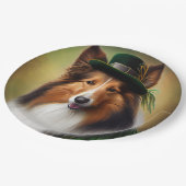 Rough Collie Dog in St. Patrick's Day Dress Pappteller (Schrägansicht)