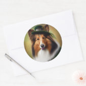 Rough Collie Dog in St. Patrick's Day Dress Runder Aufkleber (Umschlag)
