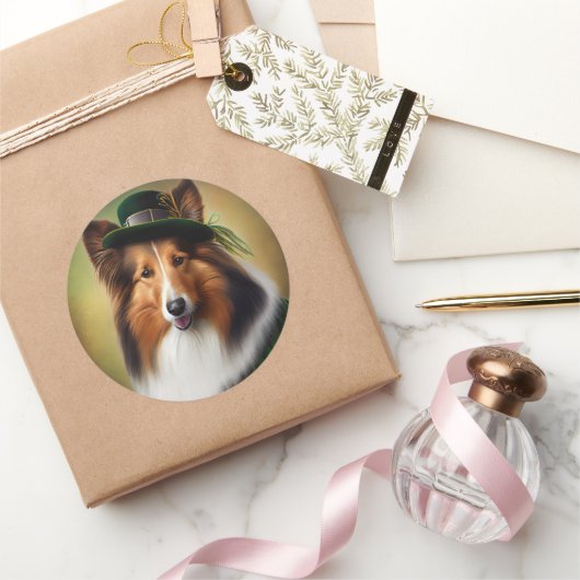 Rough Collie Dog in St. Patrick's Day Dress Runder Aufkleber (Schenken)