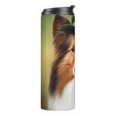 Rough Collie Dog in St. Patrick's Day Dress Thermosbecher (Nach links gedreht)