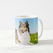 Rough Collie in einer Butercup Wiese Kaffeetasse (VorderseiteRechts)