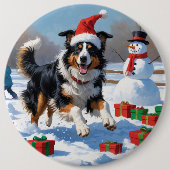 Rough Collie läuft im Schnee mit Weihnachtshut Button (Vorderseite)