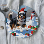 Rough Collie läuft im Schnee mit Weihnachtshut Button (Beispiel)