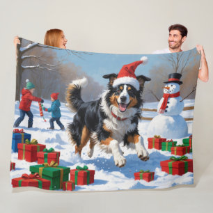 Rough Collie läuft im Schnee mit Weihnachtshut Fleecedecke