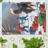 Rough Collie läuft im Schnee mit Weihnachtshut Geschirrtuch (Gefaltet)