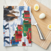 Rough Collie läuft im Schnee mit Weihnachtshut Geschirrtuch (Viertel Falte)