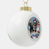 Rough Collie läuft im Schnee mit Weihnachtshut Keramik Kugel-Ornament (Links)