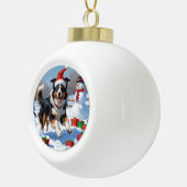 Rough Collie läuft im Schnee mit Weihnachtshut Keramik Kugel-Ornament (Rechts)