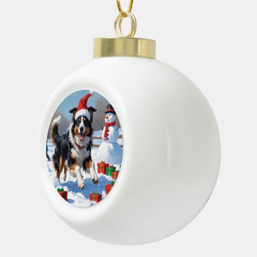 Rough Collie läuft im Schnee mit Weihnachtshut Keramik Kugel-Ornament (Rechts)