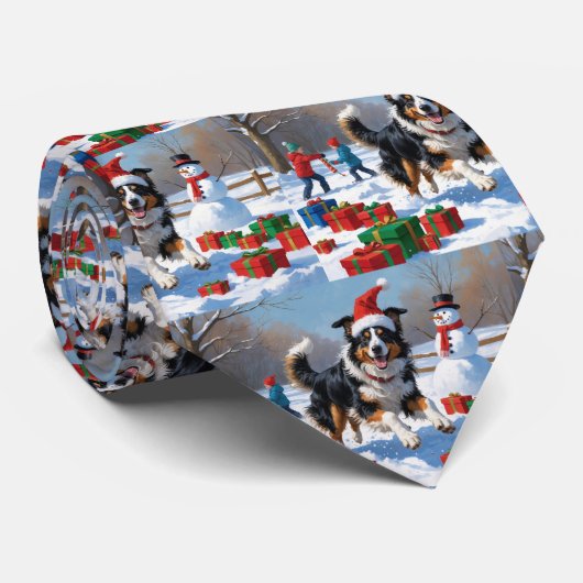Rough Collie läuft im Schnee mit Weihnachtshut Krawatte (Gerollt)