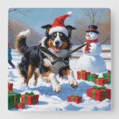 Rough Collie läuft im Schnee mit Weihnachtshut Quadratische Wanduhr (Vorderseite)