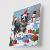 Rough Collie läuft im Schnee mit Weihnachtshut Quadratische Wanduhr (Winkel)
