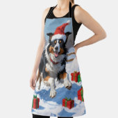 Rough Collie läuft im Schnee mit Weihnachtshut Schürze (InSitu)