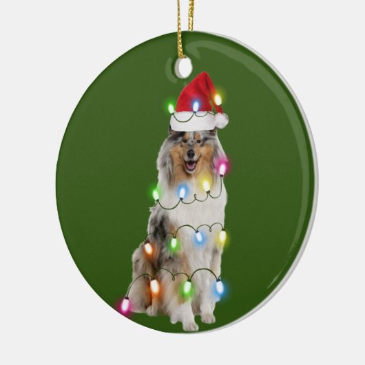 Rough Collie mit Weihnachtssaftler-Weihnachtsmannm Keramik Ornament (Links)