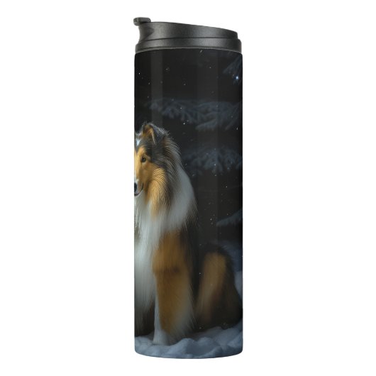 Rough Collie Snowy Sleigh Weihnachtsdekor Thermosbecher (Nach rechts gedreht)