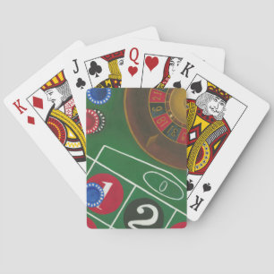 Roulettetisch mit Chips und Rädern Spielkarten