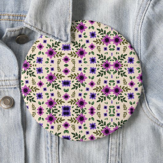 Round floral pattern button featuring a symmetrica (Beispiel)