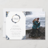 Round Gold Monogram & Blue Blätter Wedding Foto Einladung (Vorderseite)