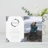 Round Gold Monogram & Blue Blätter Wedding Foto Einladung (Stehend Vorderseite)