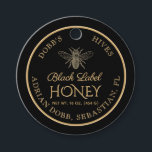Round Honey Jar Necktag Black Gold Vintage Biene Geschenkanhänger<br><div class="desc">Personalisieren Sie dieses Honigetikett mit Ihrem Namen, Ihrem Namen, Ihrem Nettogewicht und Ihrer Anschrift. Eleganter Goldskript-Schriftart in der Mitte Zauber aus "Black Label Honey". Vintage Bee-Abbildung auf schwarzem Hintergrund mit doppelter goldener Grenze. Die Rückseite des Labels kann so angepasst werden, dass erklärt wird, warum Ihr Honig besser ist als Ihre...</div>