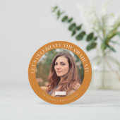 Round Ochre Typografy 2022 Foto Abschluss Einladung (Stehend Vorderseite)