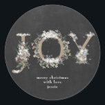 Round Sticker Christmas JOY Chalk Holiday Florals<br><div class="desc">Das ist ein schöner Aquarell bemalter Urlaubsrundaufkleber für Weihnachtsgeschenk und Dekoration. JOY ist in kraftvollen Blume geschrieben und in schönen,  weichen Farben auf Kalkboard-Hintergrund gestrichen. Feierlich und schön! Urlaub18</div>