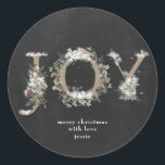 Round Sticker Christmas JOY Chalk Holiday Florals<br><div class="desc">Das ist ein schöner Aquarell bemalter Urlaubsrundaufkleber für Weihnachtsgeschenk und Dekoration. JOY ist in kraftvollen Blume geschrieben und in schönen,  weichen Farben auf Kalkboard-Hintergrund gestrichen. Feierlich und schön! Urlaub18</div>
