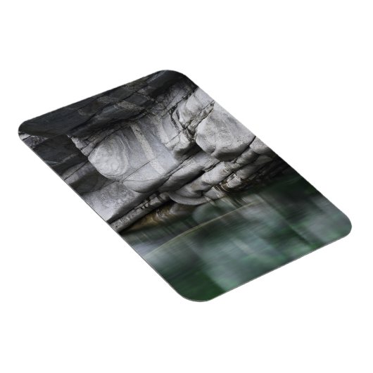 Rounded Rock Cliff by Verzasca River Magnet (Rechte Seite)