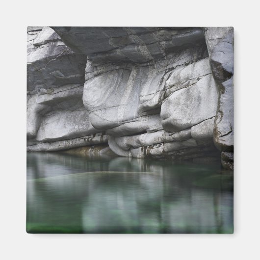 Rounded Rock Cliff by Verzasca River Magnet (Vorne)