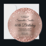 Rounded Rose Gold Glitzer Monogram 40. Geburtstag Einladung<br><div class="desc">Ein glamouröser mit Monogramm 40. Geburtstag mit abgerundeten Imitaten Rose Gold Glitzer Design, um die Kreis Einladungen. Das extravagante Schwarz-Weiß-Kalligraphie-Monogramm auf der Rückseite kann angepasst oder gelöscht werden. Das Design zeichnet sich durch einen funkelnd Rose Gold Glitzer gegen ein koordinierendes Imitat glänzend gebürstete Metallfolienbild aus. Die strahlenden und glänzenden Effekte...</div>