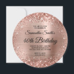Rounded Rose Gold Glitzer Monogram 40. Geburtstag Einladung<br><div class="desc">Ein glamouröser mit Monogramm 40. Geburtstag mit abgerundeten Imitaten Rose Gold Glitzer Design, um die Kreis Einladungen. Das extravagante Schwarz-Weiß-Kalligraphie-Monogramm auf der Rückseite kann angepasst oder gelöscht werden. Das Design zeichnet sich durch einen funkelnd Rose Gold Glitzer gegen ein koordinierendes Imitat glänzend gebürstete Metallfolienbild aus. Die strahlenden und glänzenden Effekte...</div>