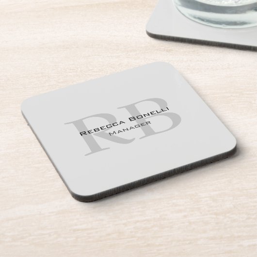 Roundweiß-graue Monogram-Manager Getränkeuntersetzer (Linke Seite)
