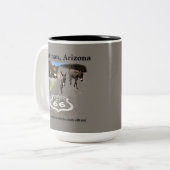 Route 66 Oatman Arizona Burros auf der Straße Zweifarbige Tasse (Vorderseite Links)