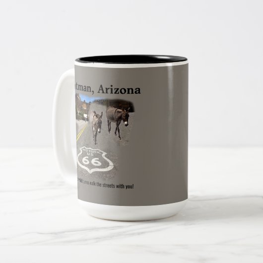 Route 66 Oatman Arizona Burros auf der Straße Zweifarbige Tasse (Vorderseite Links)