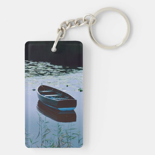 Rowboat auf einem kleinen See umgeben von Wasser Schlüsselanhänger (Rückseite)