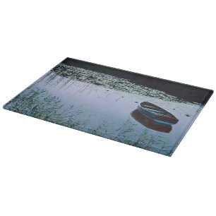Rowboat auf einem kleinen See umgeben von Wasser Schneidebrett