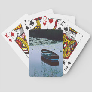 Rowboat auf einem kleinen See umgeben von Wasser Spielkarten