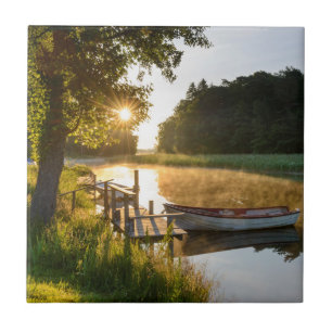 Rowboat festgemacht in See Fliese