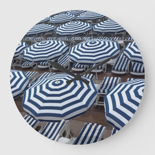 Rows Of Striped Beach Umbrellas With Sun Beds Große Wanduhr (Vorderseite)