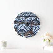 Rows Of Striped Beach Umbrellas With Sun Beds Große Wanduhr (Zuhause)