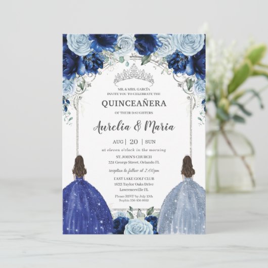 Royal Baby Blue Floral Twins Silver Quinceañera Einladung (Stehend Vorderseite)