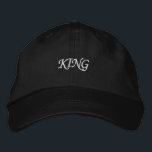 Royal Black Adjustable Cap mit fett "King" Bestickte Baseballkappe<br><div class="desc">Machen Sie eine Aussage mit der schwarzen Baumwollkappe mit kühlem "King" Stickereien. Die verstellbare Leiste sorgt für eine komfortable, individuelle Passform. Ideal, um Ihren Regalstil zu präsentieren und jedes Outfit zu erhöhen.</div>