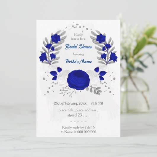 Royal Blau & Weiß Blume Silber Brautparty Einladung (Stehend Vorderseite)