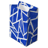 Royal-Blau-Weiß-Mosaik Mittlere Geschenktüte (Vorderseite Schrägansicht)