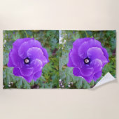 "Royal Bloom: Der Lila Hibiskus" Strandtuch (Vorderseite)