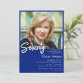 Royal Blue 70. Geburtstag Foto Einladung (Stehend Vorderseite)