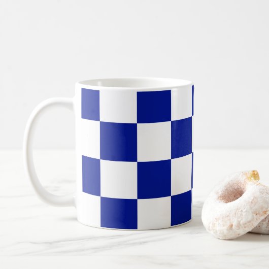 Royal Blue and White Checkered Pattern Kaffeetasse (Mit Donut)