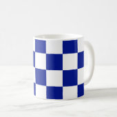 Royal Blue and White Checkered Pattern Kaffeetasse (VorderseiteRechts)