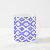 Royal blue and white diamond pattern mattglastasse (VorderseiteRechts)